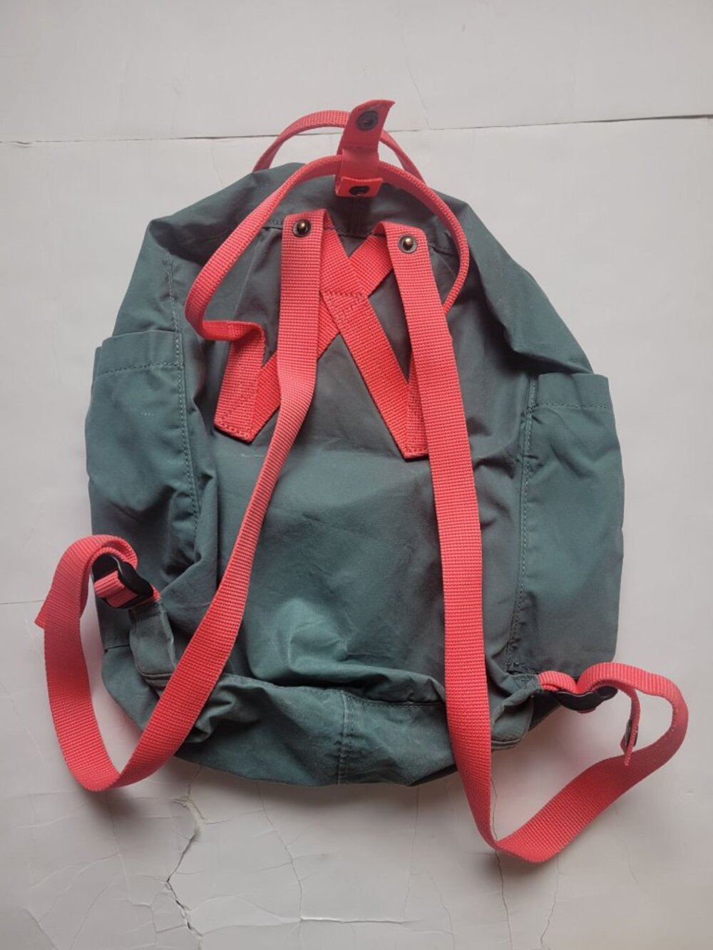Fjällräven Kånken backpack Green with Pink straps a durable Vinylon F fabric - Picture 6 of 9